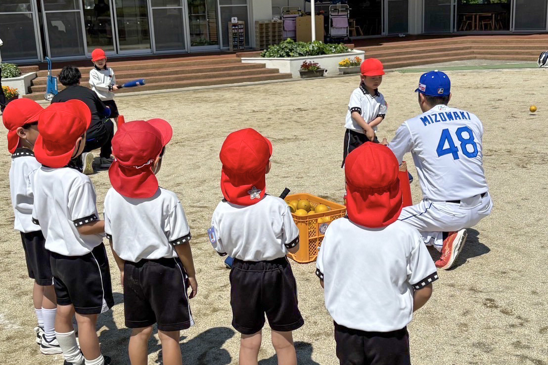 バッティングを教える溝脇さん