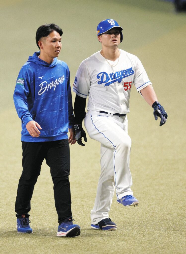 ５月５日のＤｅＮＡ戦で負傷した細川（右）