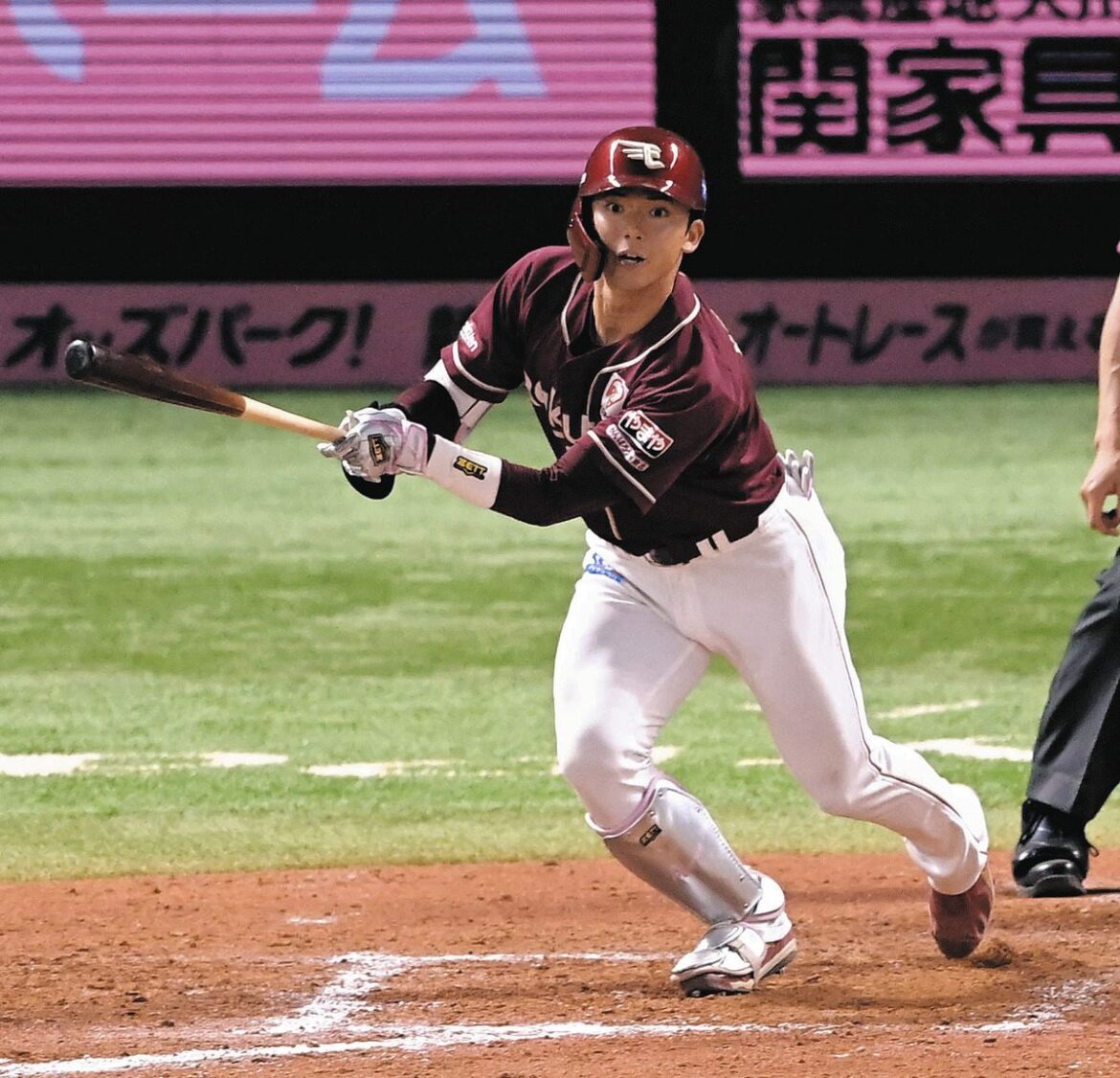 ９回無死、楽天・宗山は三塁打を放つ