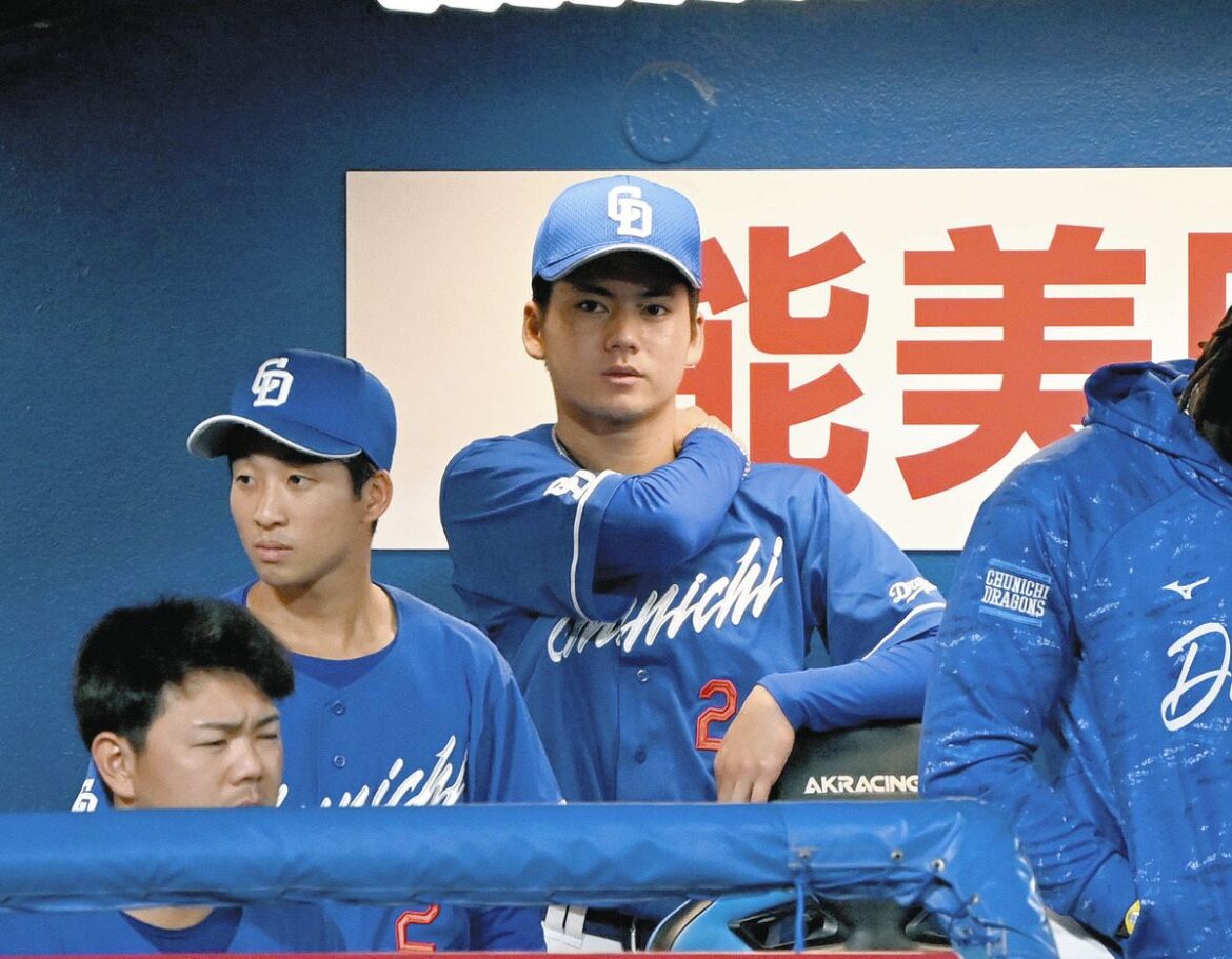 ９回表、試合を見守る金丸（中）