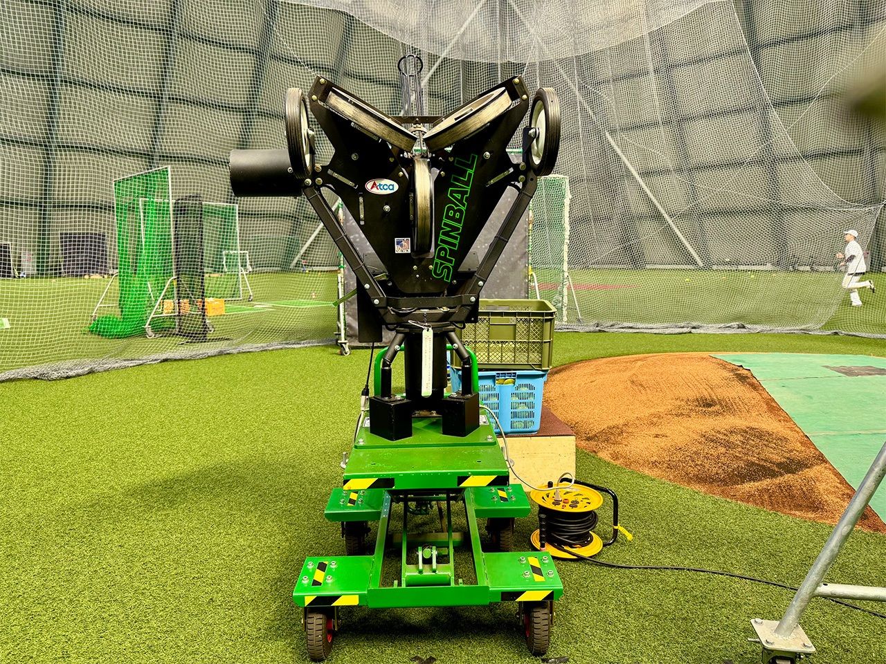 実戦さながらの球を投じるアイピッチ。打球の判定はアナリストが視認で行う　©福岡ソフトバンクホークス