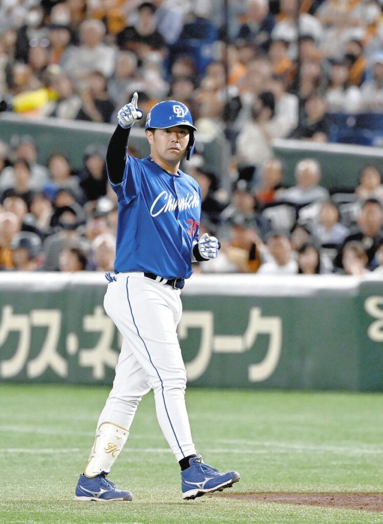 ２回表、先制打を放ち、ポーズをとる木下