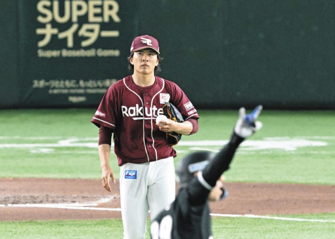 ６回、ロッテのソト（手前）に本塁打を浴びた楽天・早川