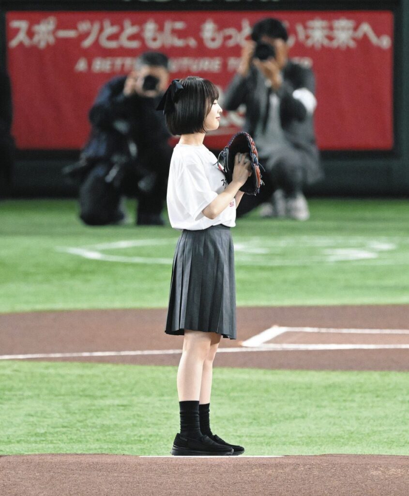 セレモニアルピッチを務めるなえなの