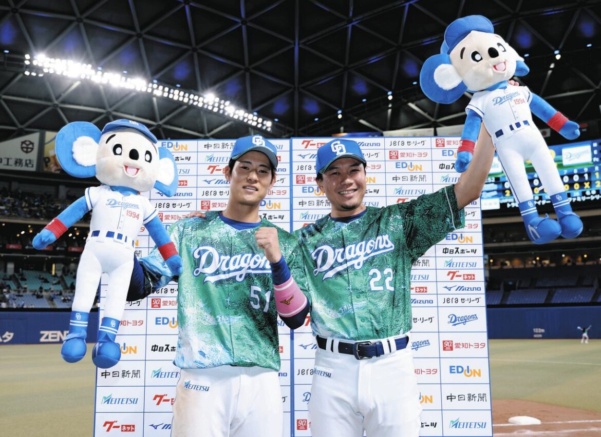 お立ち台で笑顔を見せる上林（左）と大野＝バンテリンドームナゴヤで