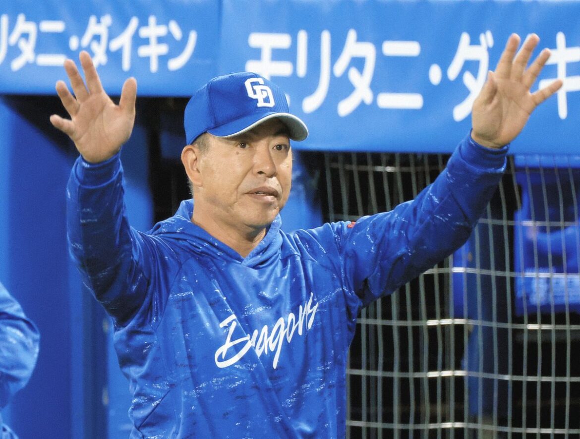 ヤクルトに勝利し、ファンの声援に応えながら引き揚げる井上監督