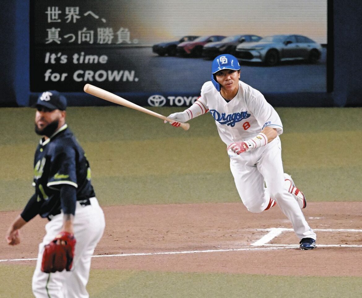 ６回裏無死、代打大島が遊撃内野安打を放つ。投手アビラ