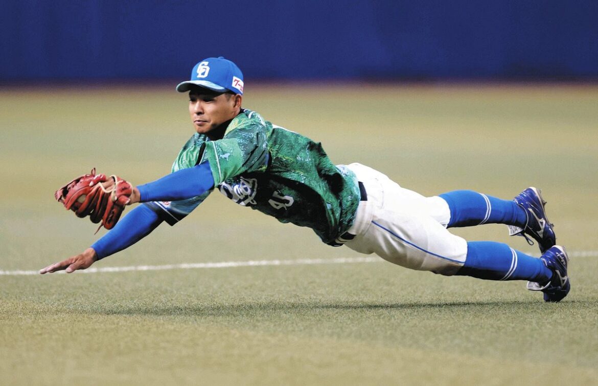 ８回表１死、代打勝又の遊撃内野安打に飛び付く土田
