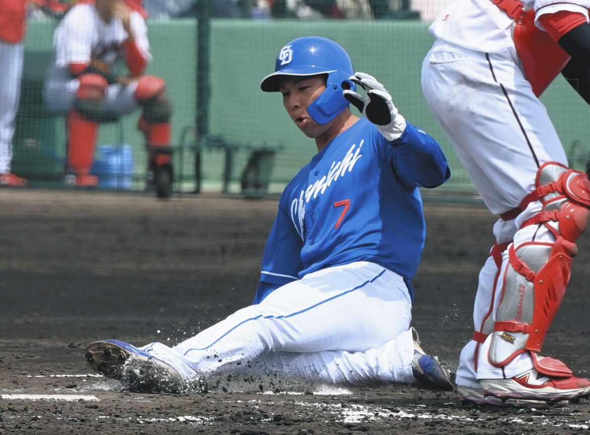 ４回表２死、川越の右越え２塁打で一塁から生還する福永