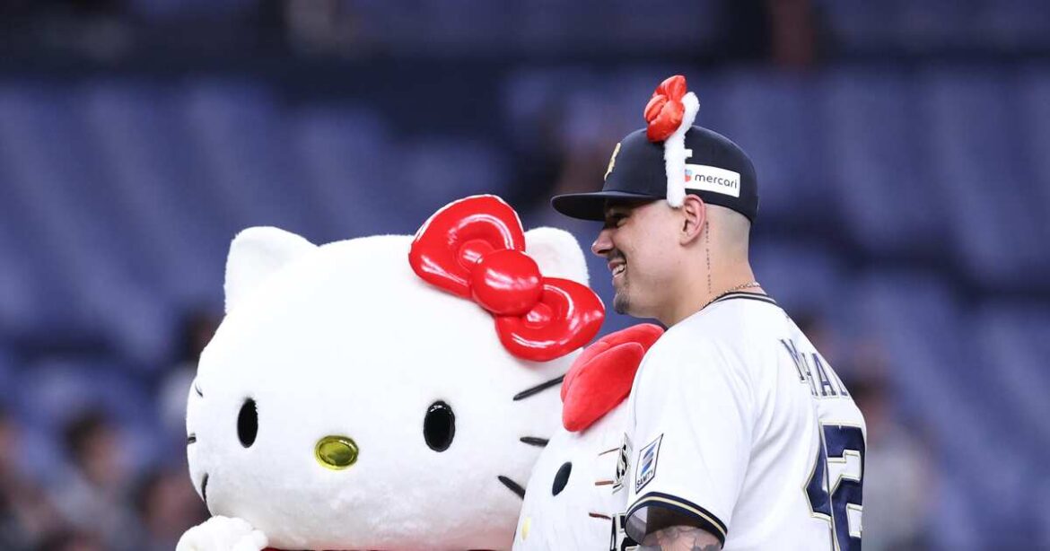 ハローキティが京セラドームで特別贈呈式　ギフトを受け取ったオリックス・マチャドは「すばらしくハッピーなできごと」 - サンスポ