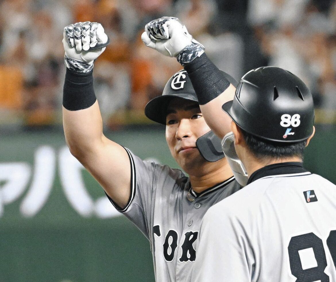 巨人・浅野翔吾、「気合が入ってました」先制2点打に8回2死満塁での好守など戸郷の初勝利に大きく貢献:中日スポーツ・東京中日スポーツ – 中日新聞Web 2回裏、2点打を放ち、ガッツポーズする巨人・浅野
