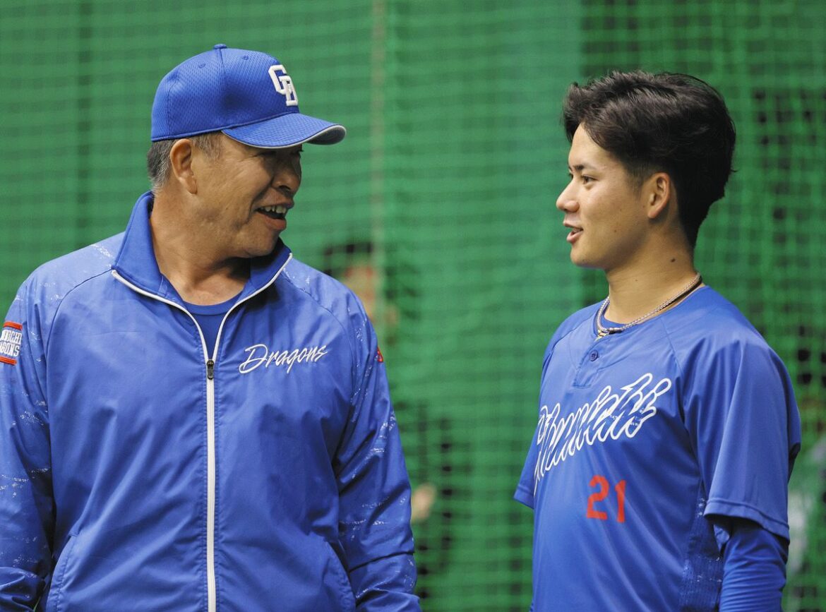 金丸（右）と話す井上監督