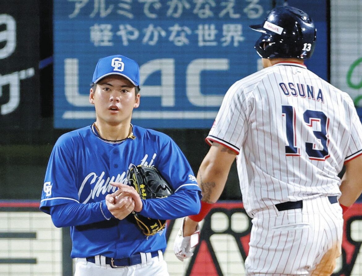 ４回裏、ヤクルト・内山の左前打と守備の乱れの間に、二走オスナ（右）の生還を許した金丸