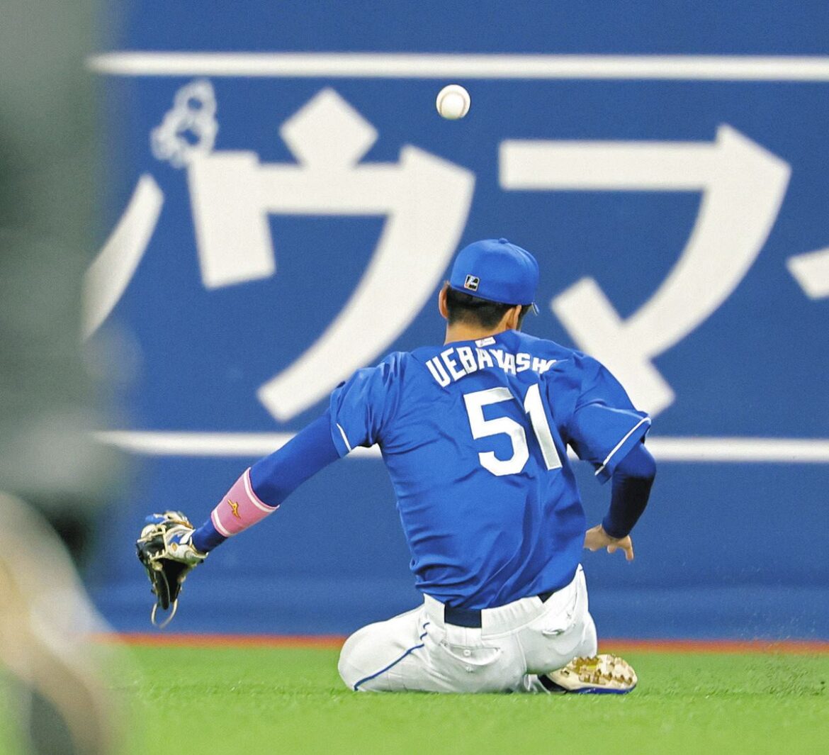 ７回裏２死一、二塁、ＤｅＮＡ・佐野の打球を捕り損なう右翼手上林