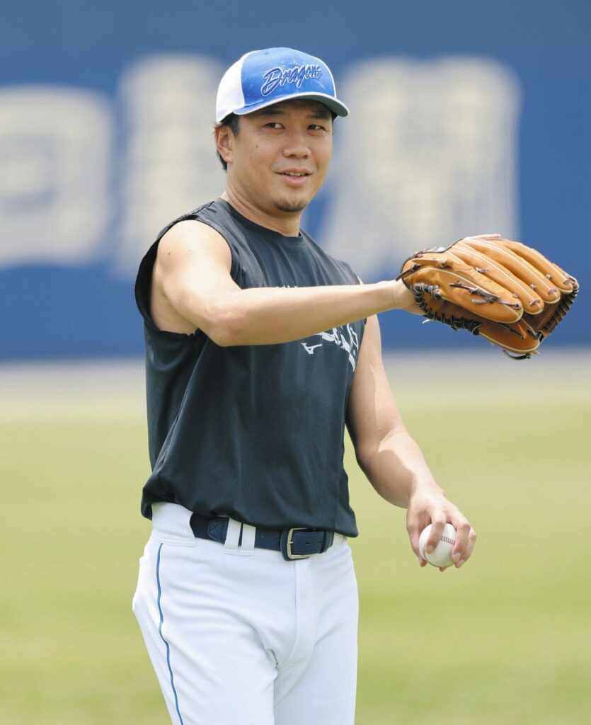 明るい表情でキャッチボールする大野