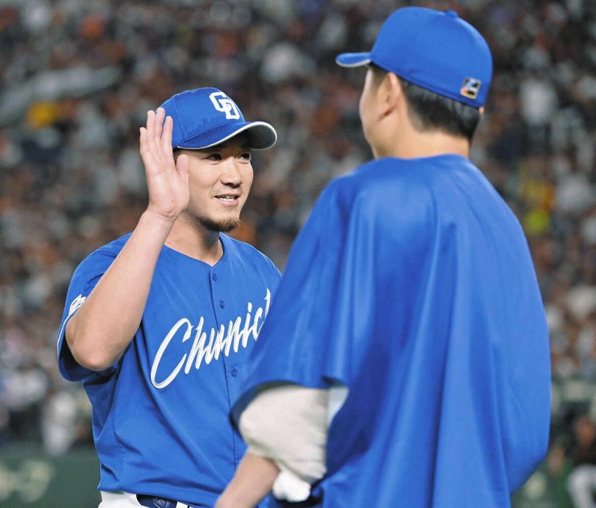 ７回裏を終え、松葉（右）とタッチを交わす勝野