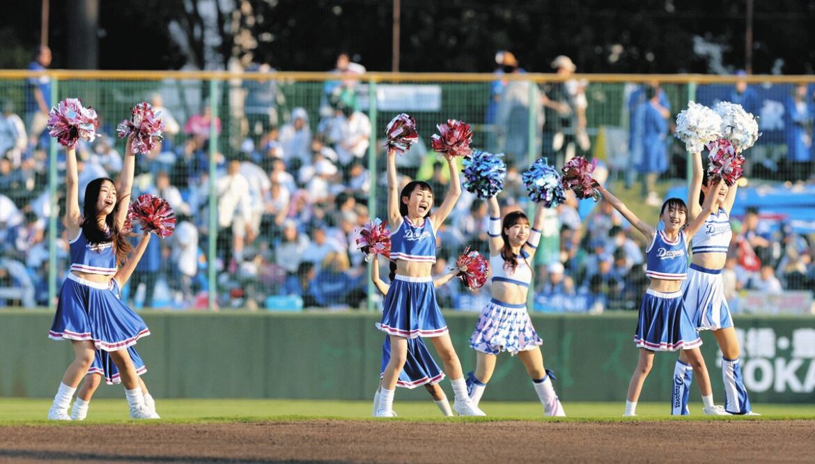 ダンスを披露するチアドラキッズら＝豊橋市民球場で