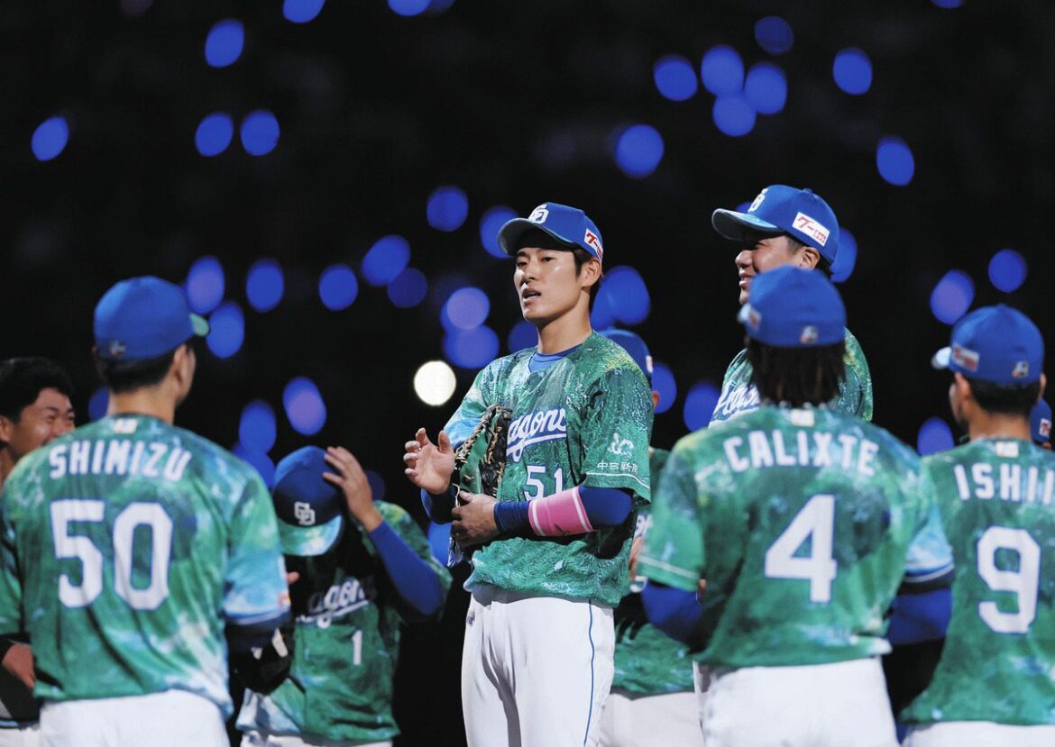 DeNAに勝利し、円陣で声出しする上林（中央）