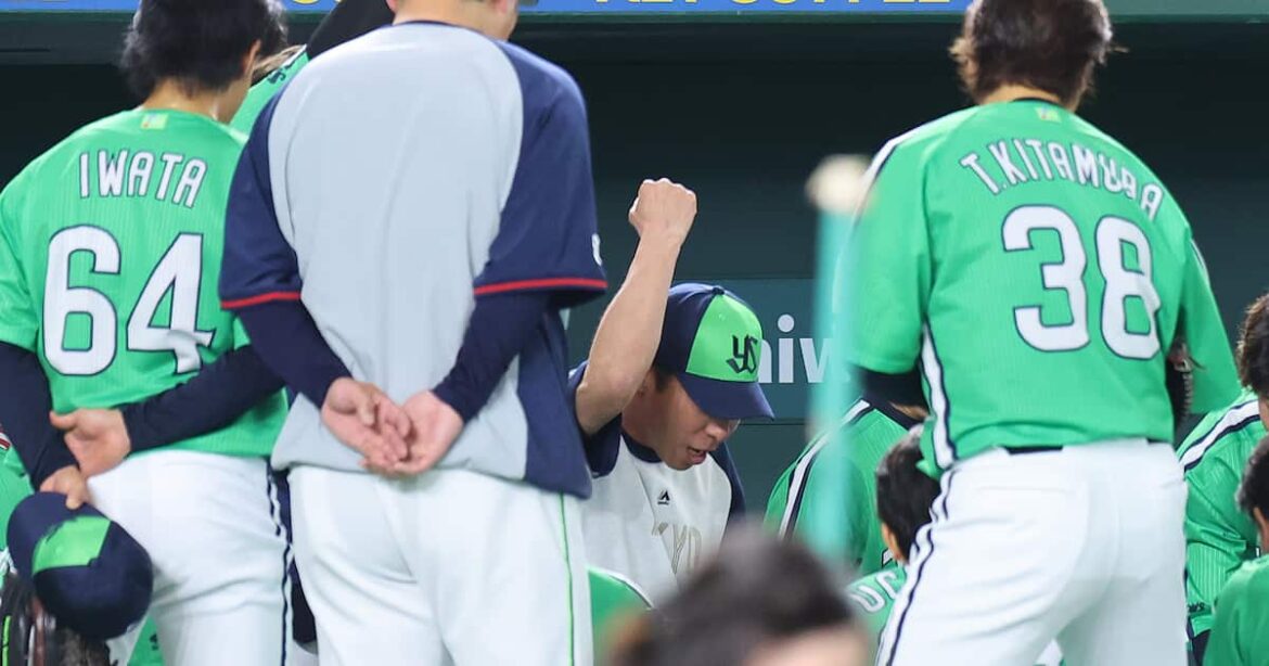 ヤクルト・高津臣吾監督が試合前の円陣声出し　指揮官が務めるのは異例　ナインは大盛り上がり - サンスポ