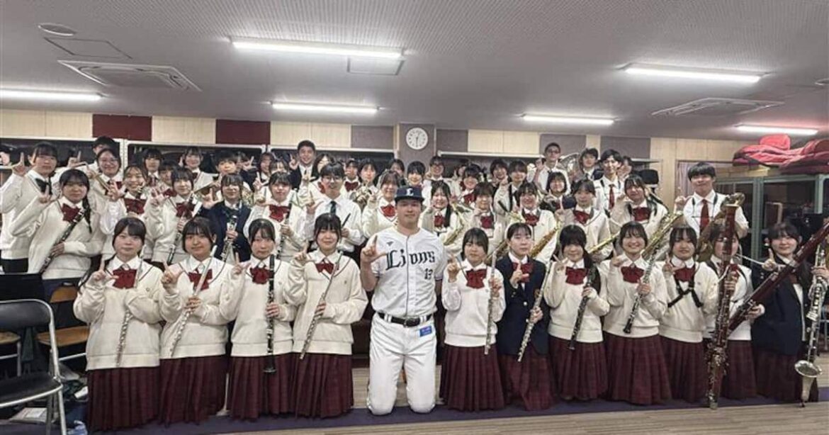 西武・渡辺勇太朗が母校・浦和学院高の吹奏楽部をサプライズ訪問 6月4日にベルーナDで球団応援歌を演奏 – サンスポ 西武・渡辺勇太朗が母校・浦和学院高の吹奏楽部をサプライズ訪問 6月4日にベルーナDで球団応援歌を演奏 - サンスポ