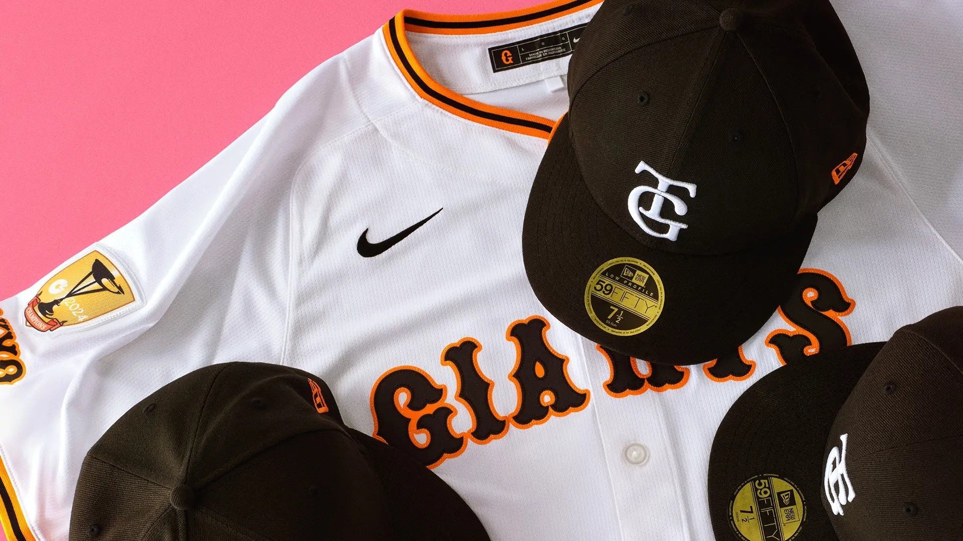 選手はホームユニホームに「TG」ロゴのキャップを着用