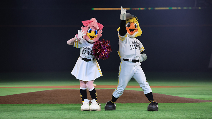 Honey-chan (pictured left) praised Harry-kun, saying, "He's cool because he puts all his effort into everything he does!" But she also shared her girlish side, saying, "I'm a little jealous because he's kind to everyone..." [Ⓒ SoftBank HAWKS]