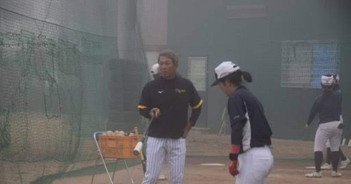 阪神・水口元1軍打撃コーチ、秋山BAらが女子硬式野球部員を熱血指導 野球振興活動で神戸弘陵高を訪問 - サンスポ