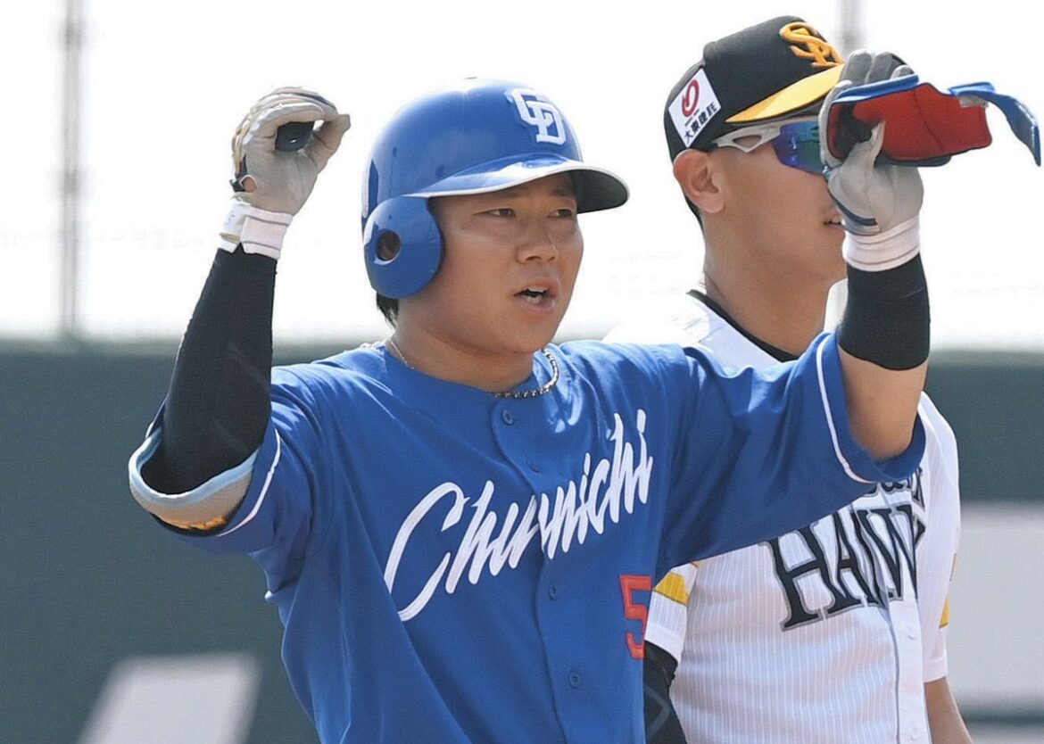 ７回表２死一塁、村松（左）が４安打目となる右越え二塁打を放つ