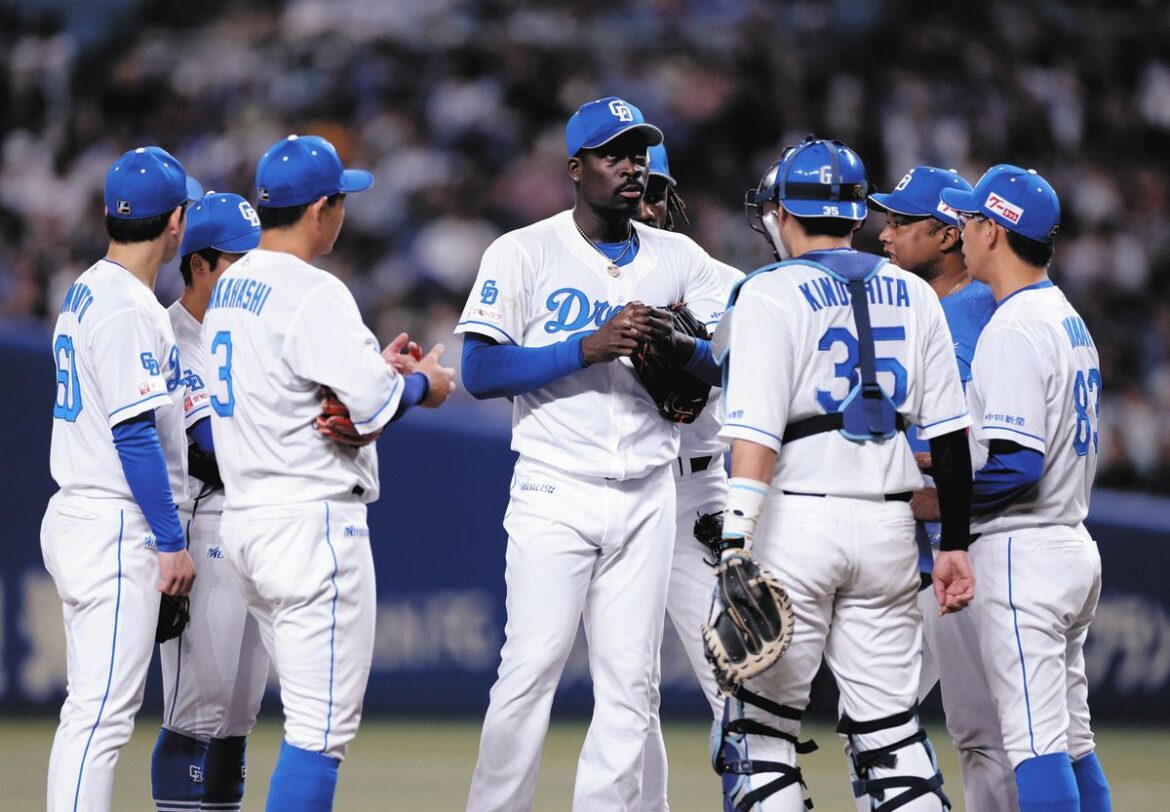 ９回表、ピンチでマウンドに集まる話し合うマルテ（中央）ら中日ナイン