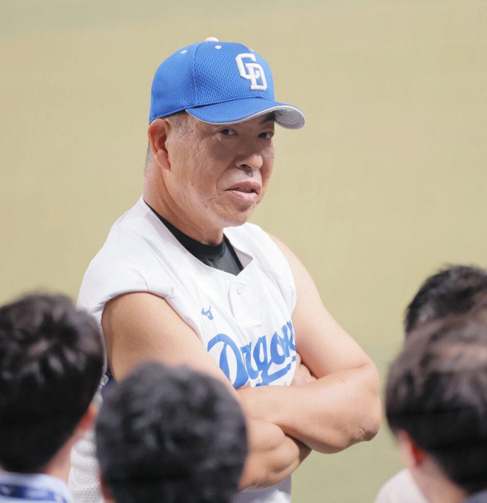 記者の質問に答える井上監督