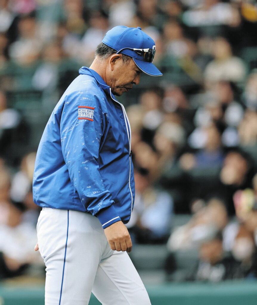 ６回裏、厳しい表情を見せる井上監督