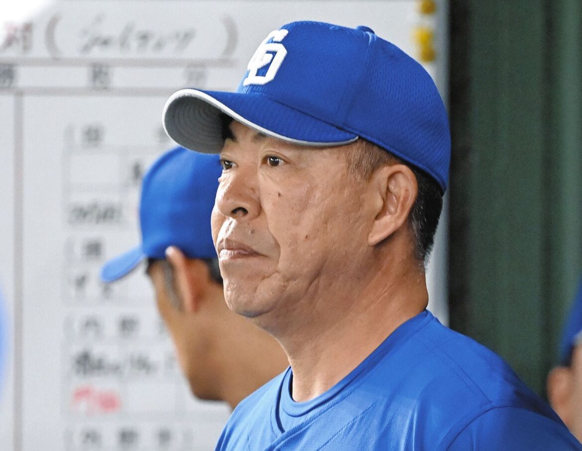 ９回表、試合を見守る井上監督