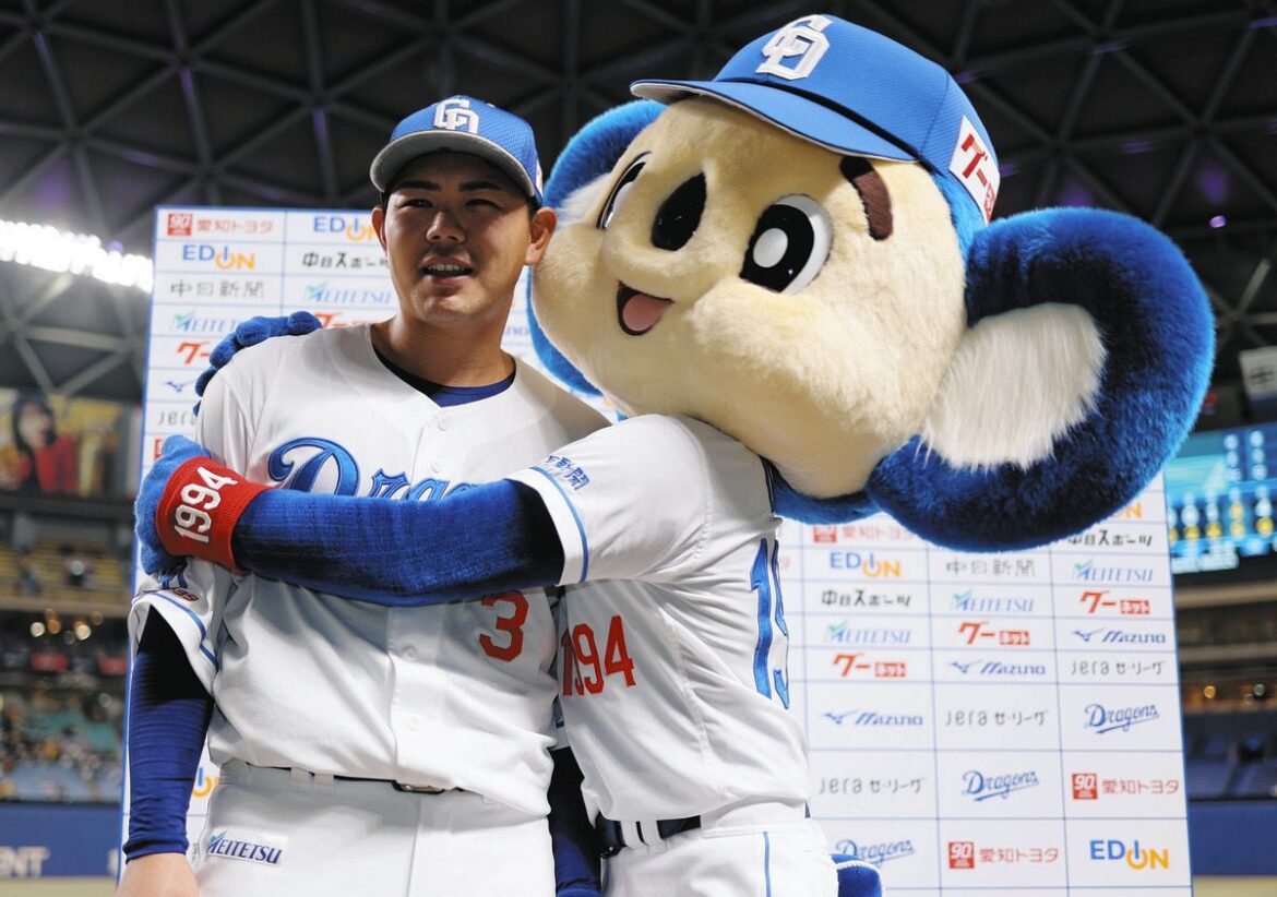 ヒーローインタビューでドアラに抱きつかれる高橋周