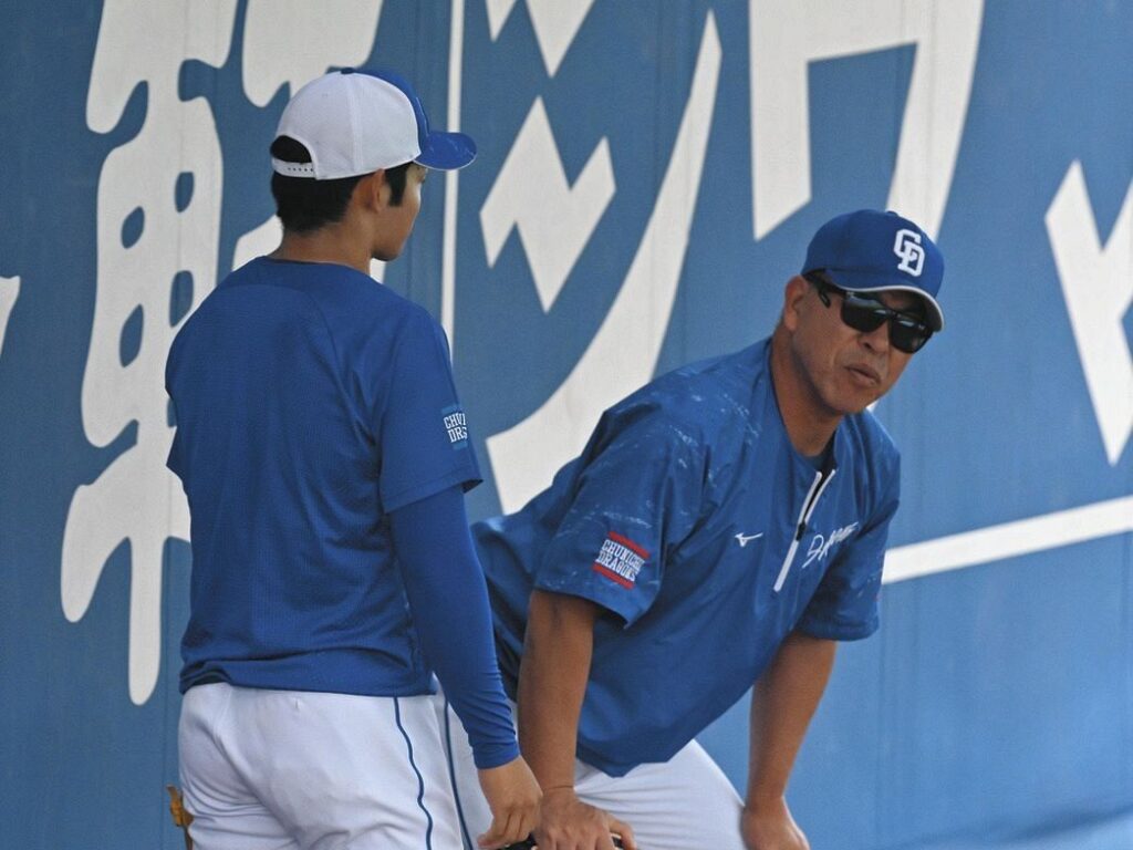 試合前、根尾（左）と話す井上監督