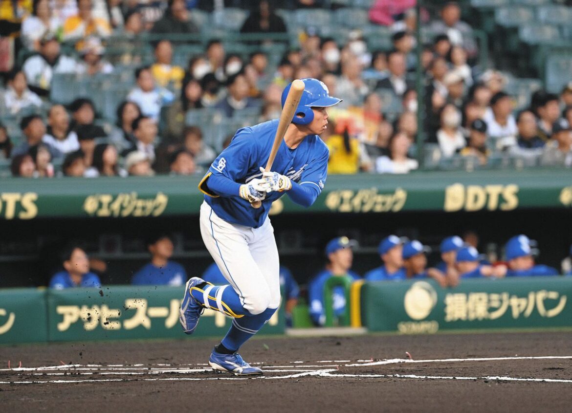 ４月１１日の阪神戦、１回表無死、村上から中前打を放つ岡林＝甲子園球場で