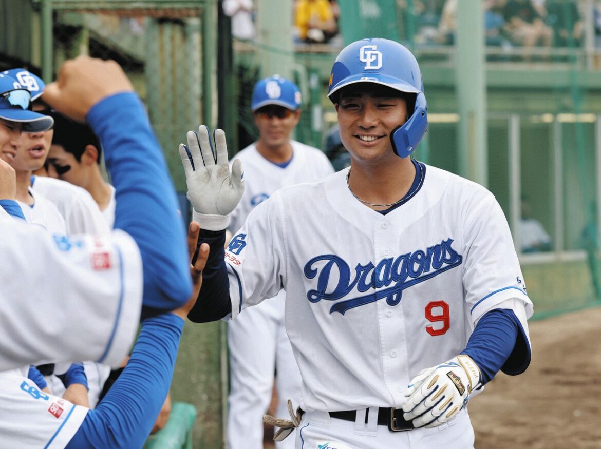 ５回、同点ソロを放ち、ベンチ前でナインとタッチを交わす中日・石伊