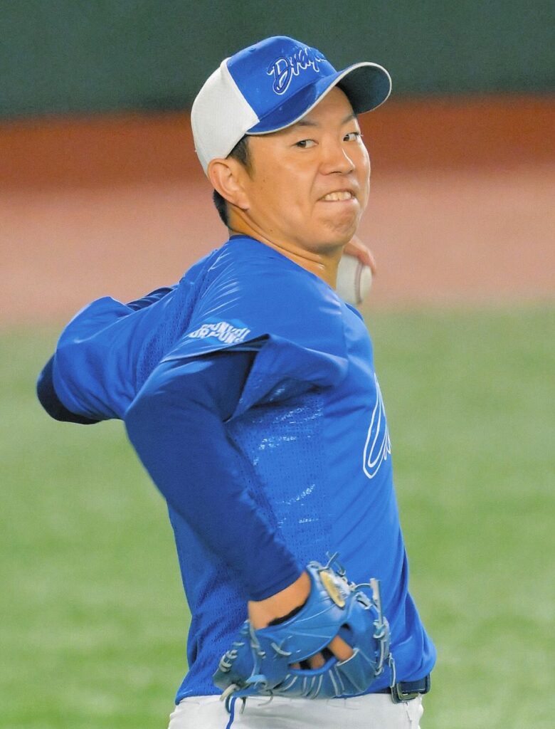 キャッチボールする中日・松葉
