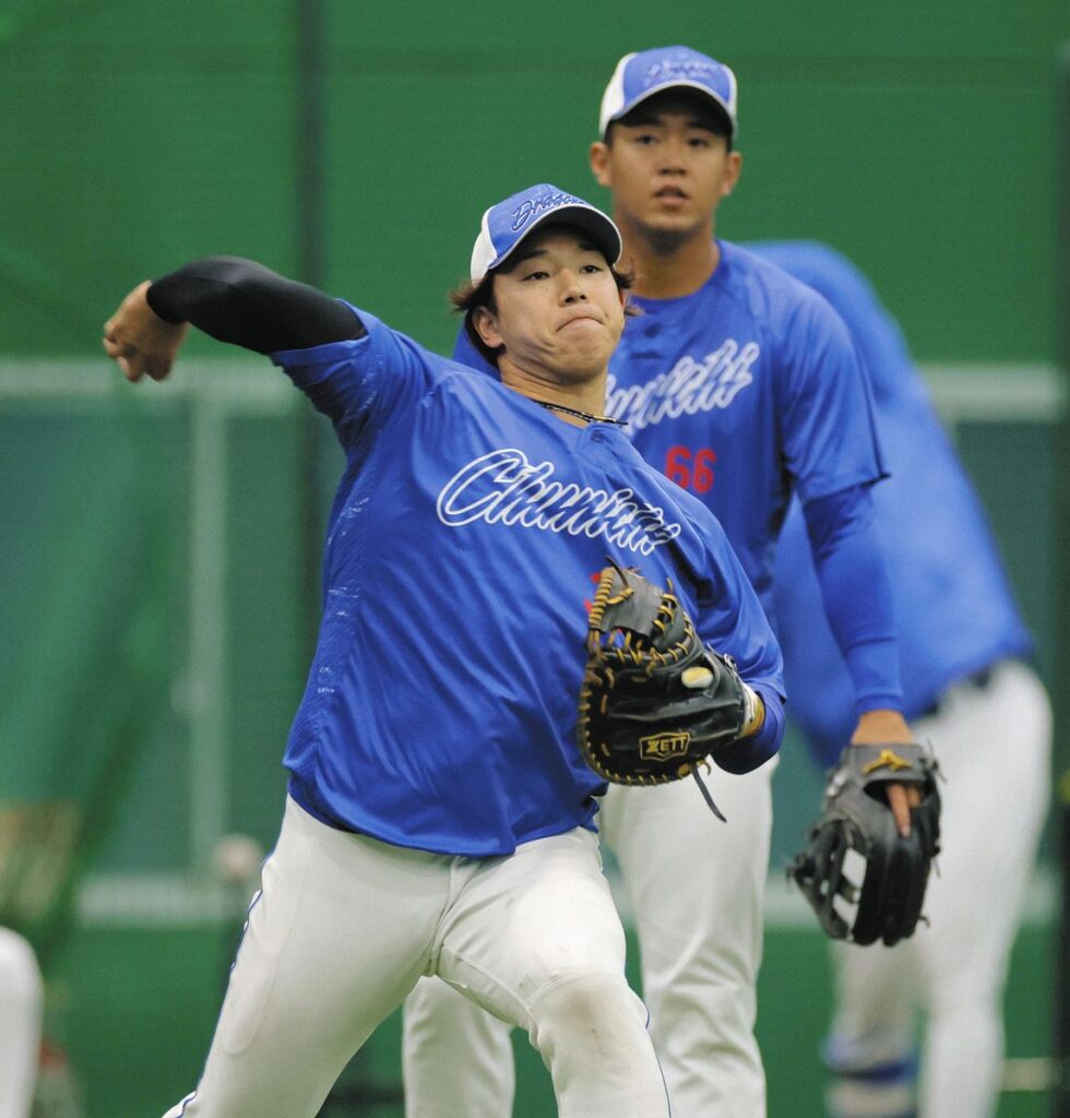 １軍に合流した宇佐見（手前）