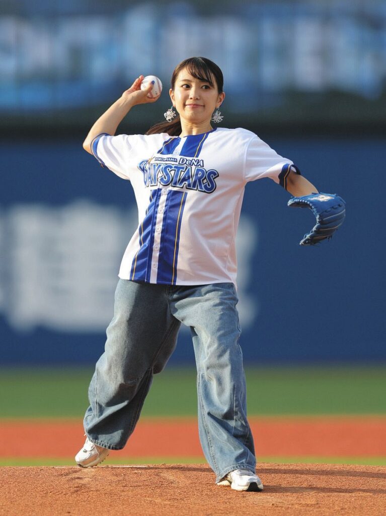 始球式を務めるmiwa