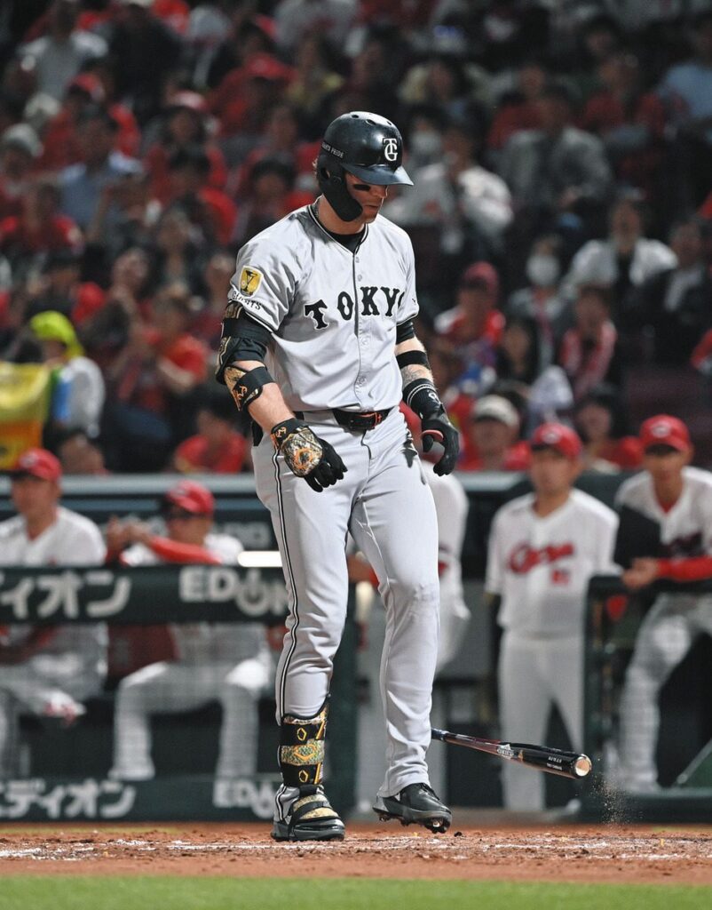 ５回表２死満塁、四球を選ぶ巨人・キャベッジ