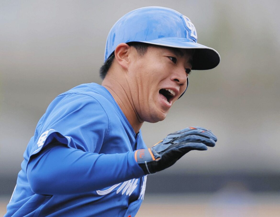 ６回表無死、ソロ本塁打を放ち笑顔でベースを回る鵜飼