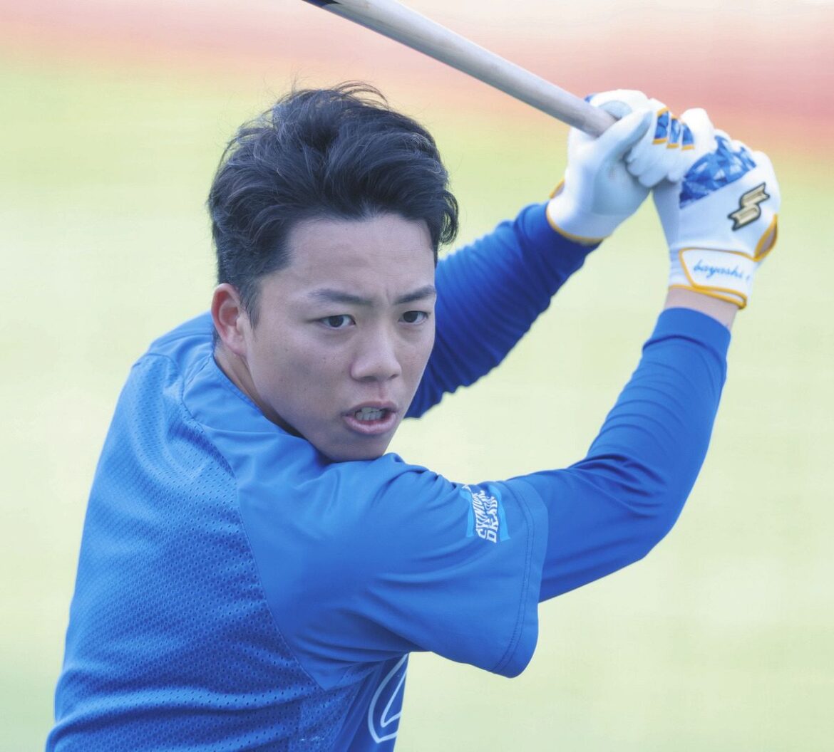 試合前、打撃練習する岡林