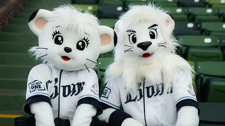 Lina (left) introduced her brother Leo by saying, "He's sweet to Lina. He's good at almost everything." [Photo by Minami Niwa]