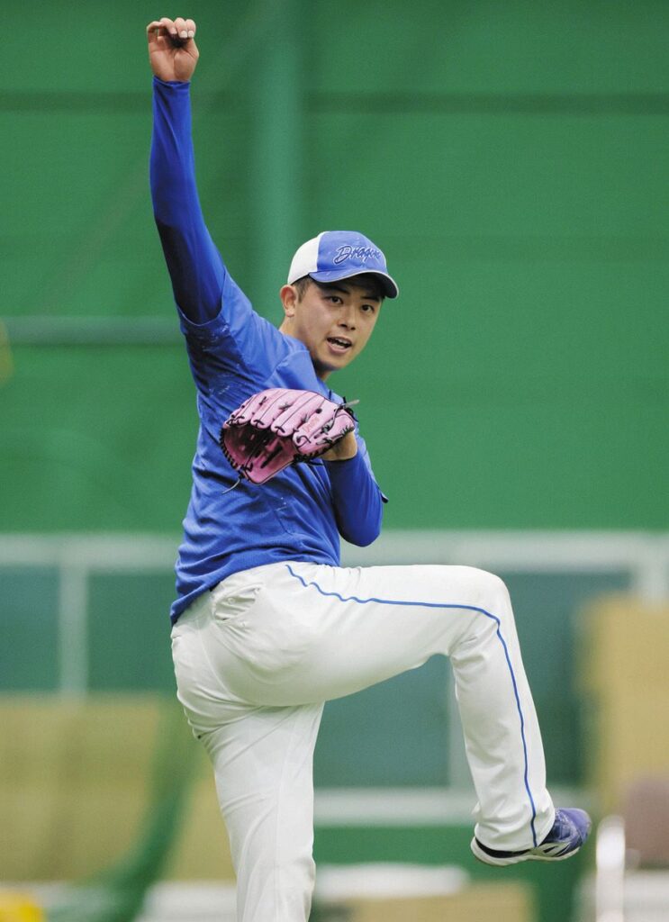 投球練習する松山＝甲子園室内練習場で