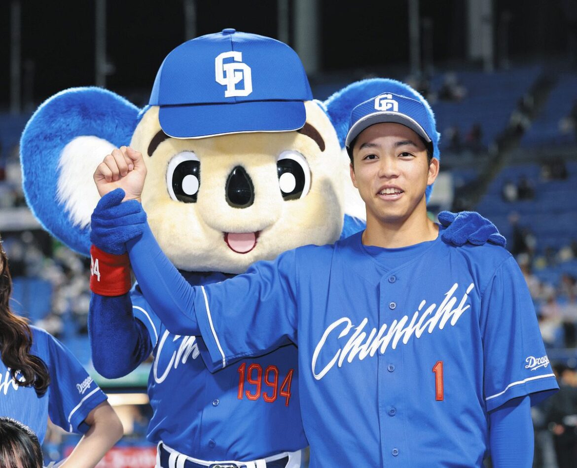 ヒーローインタビューを終え、ポーズをとる岡林とドアラ