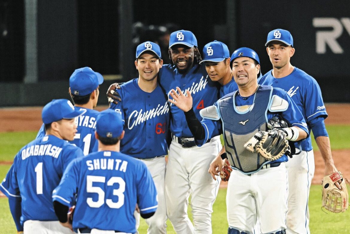 広島に勝利し、マウンドで肩を組んで喜ぶ中日ナイン