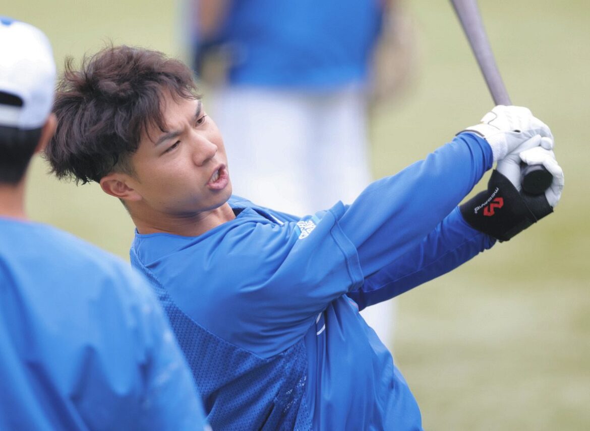 試合前、打撃練習する福永