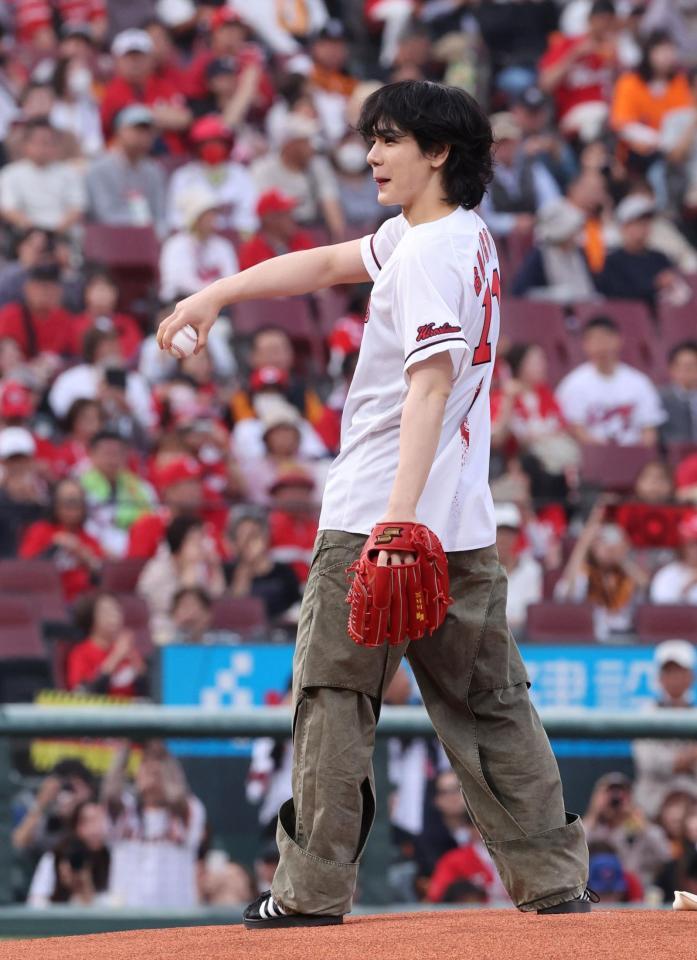 JO1・豆原一成が広島-巨人戦の始球式に登場 見事なノーバウンド投球を披露「めちゃくちゃ緊張しました。ほっとしています」 – デイリースポーツ JO1・豆原一成が広島-巨人戦の始球式に登場 見事なノーバウンド投球を披露「めちゃくちゃ緊張しました。ほっとしています」 - デイリースポーツ