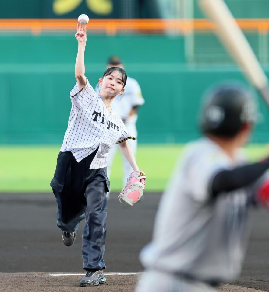 透明感抜群の人気女優 甲子園の始球式で見せた練習の跡 握りに注目「ちゃんと練習&お勉強」ボールはワンバウンドも「ある意味、どストライク」 – デイリースポーツ 透明感抜群の人気女優 甲子園の始球式で見せた練習の跡 握りに注目「ちゃんと練習&お勉強」ボールはワンバウンドも「ある意味、どストライク」 - デイリースポーツ
