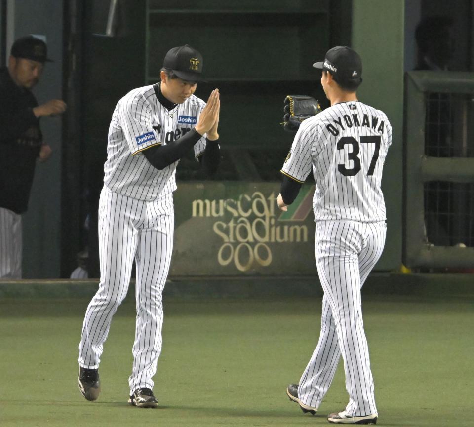 阪神 才木浩人の人柄にじんだワンシーン ピンチ切り抜けた後輩左腕に「ごめん!」及川の応え方も秀逸 雰囲気の良さ感じさせる投手陣 – デイリースポーツ 阪神 才木浩人の人柄にじんだワンシーン ピンチ切り抜けた後輩左腕に「ごめん!」及川の応え方も秀逸 雰囲気の良さ感じさせる投手陣 - デイリースポーツ